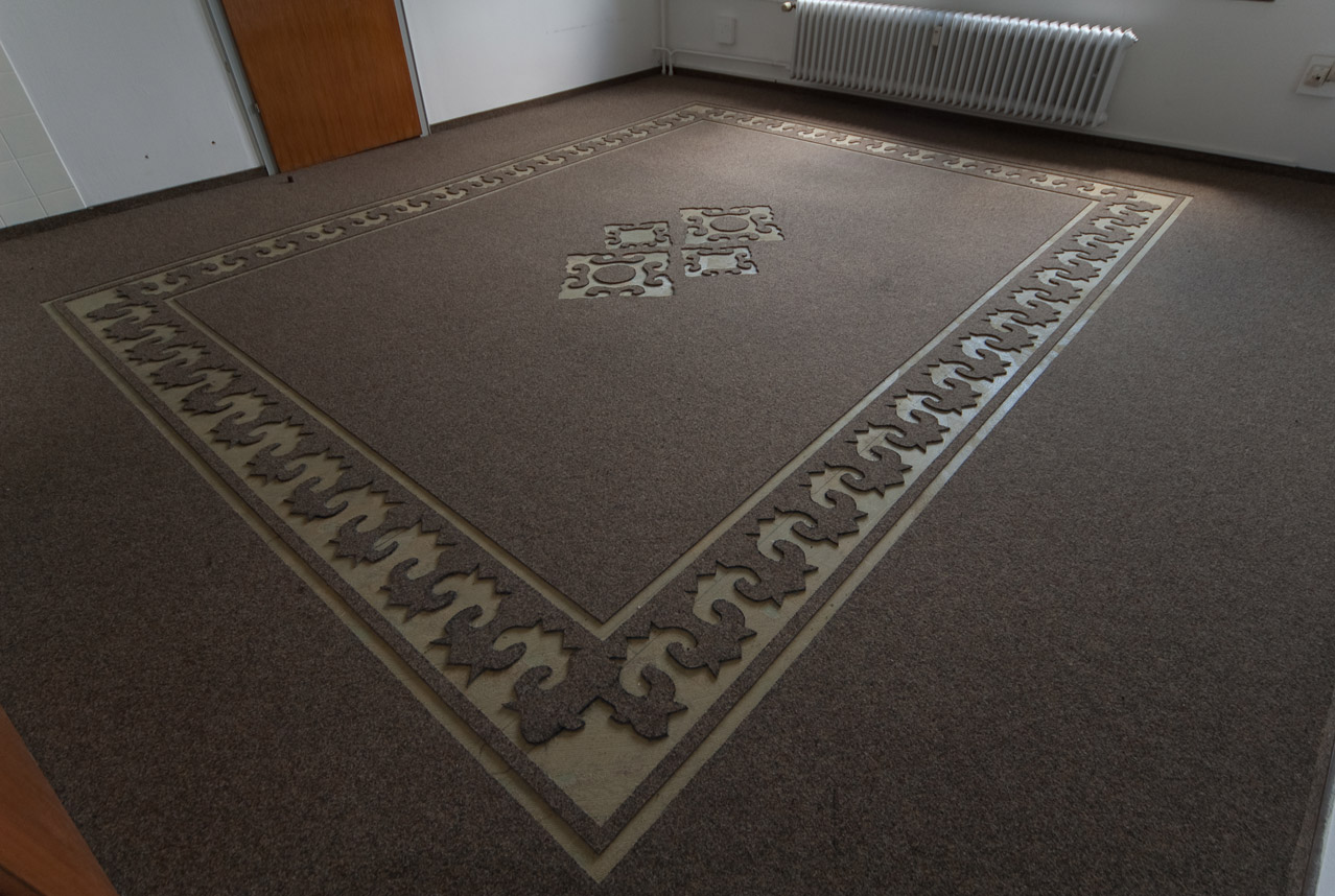 <hr/><strong>Installationsansicht</strong><br />
ausgeschnittener Verlegeteppich<br />
400 x 430 cm