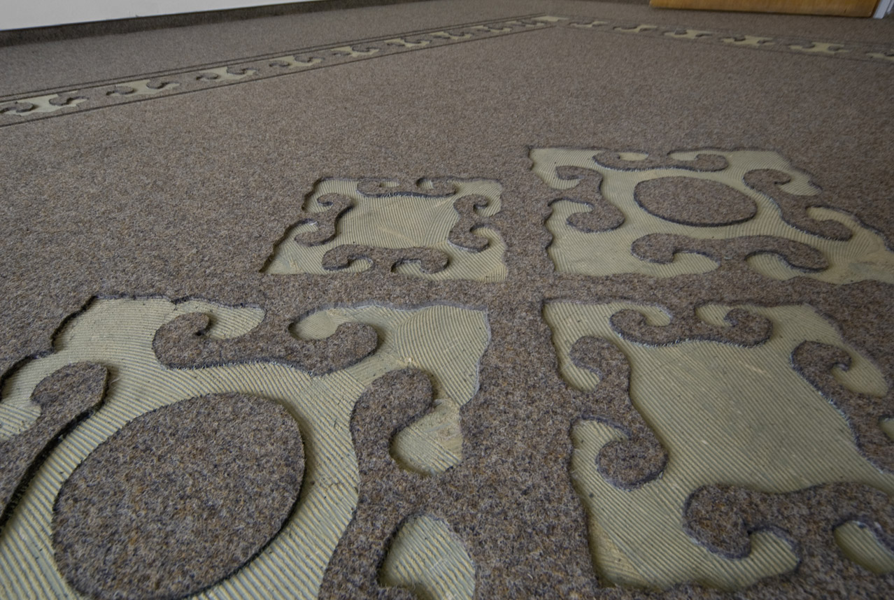 <hr/><strong>Detail</strong><br />
ausgeschnittener Verlegeteppich<br />
400 x 430 cm