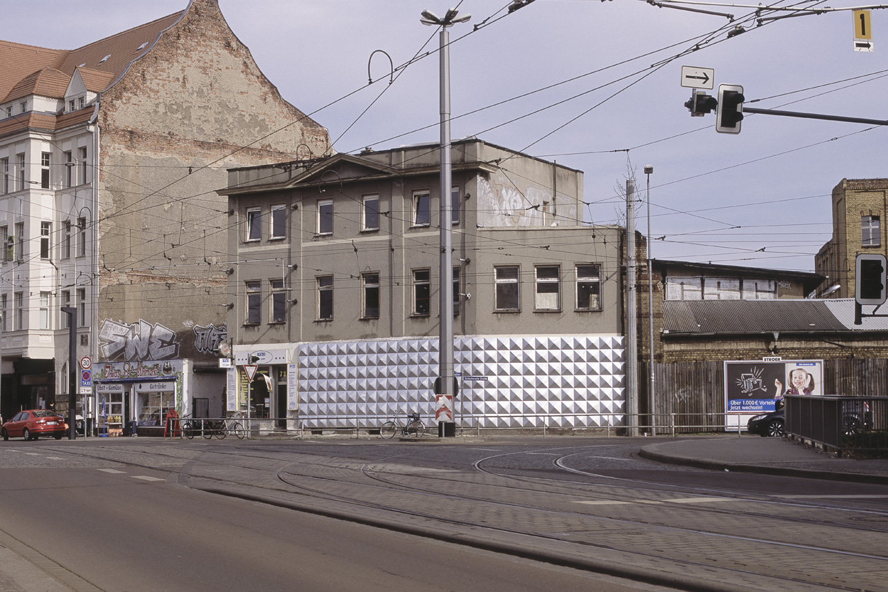 <hr/><strong>Installationsansicht</strong><br />
Styropor, Holz, Milchkarton<br />
400 x 1200 x 25 cm