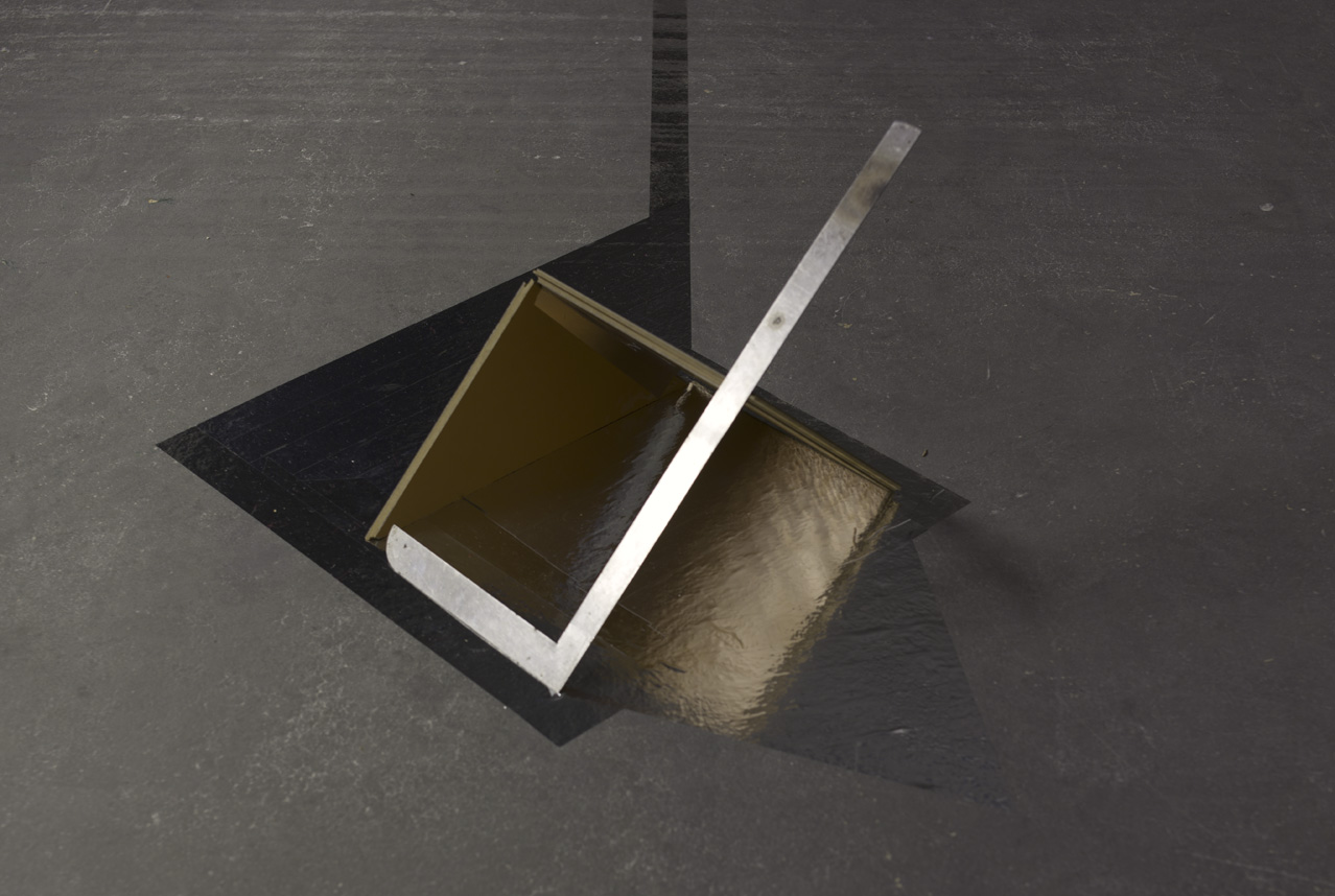 <hr/><strong>Installationsansicht</strong><br />
Resofloor, Stahlwinkel, Alutape<br />
ca. 50 x 50 x 25 cm