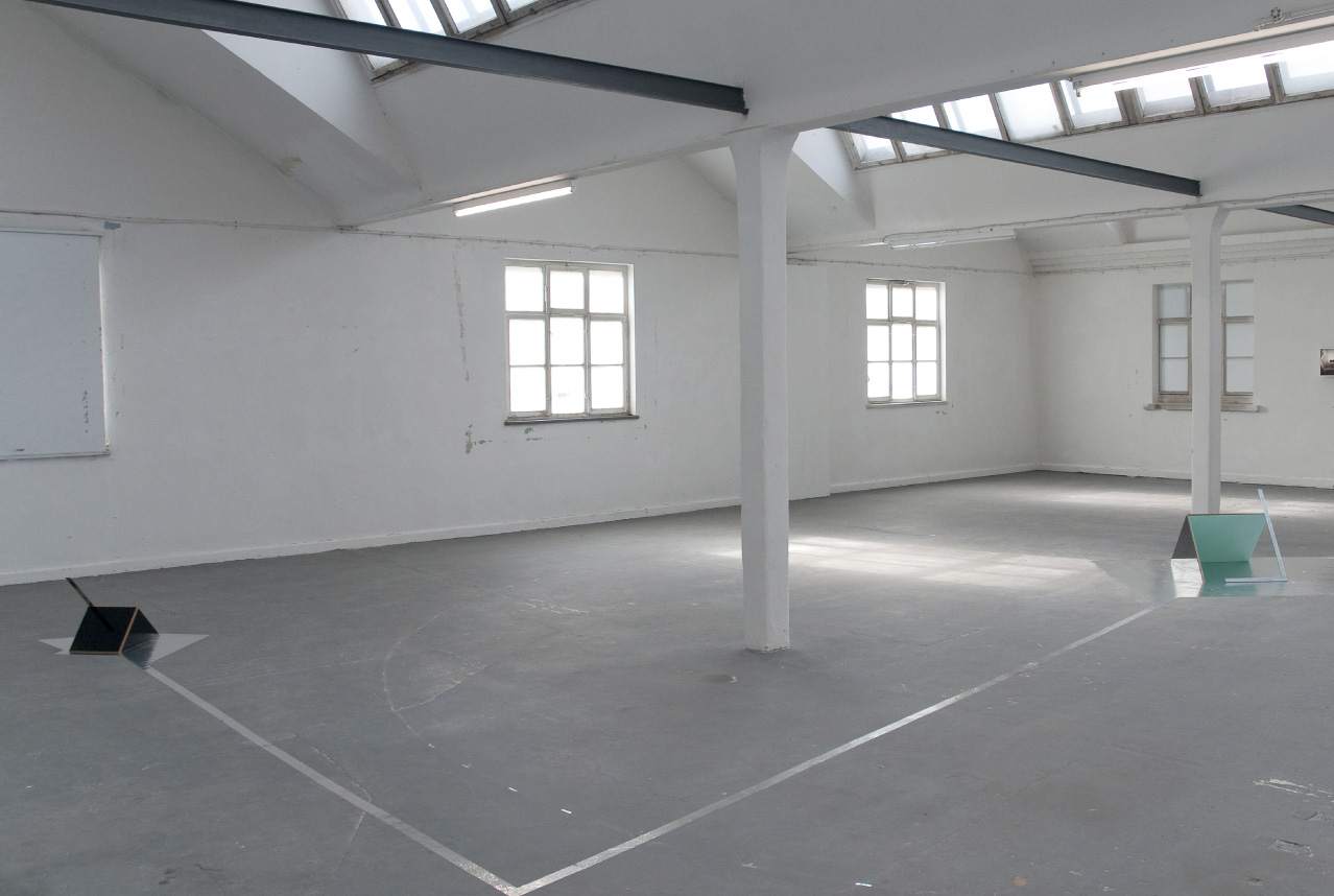 <hr/><strong>Installationsansicht</strong><br />
Resofloor, Stahlwinkel, Alutape<br />
ca. 590 x 400 x 55 cm