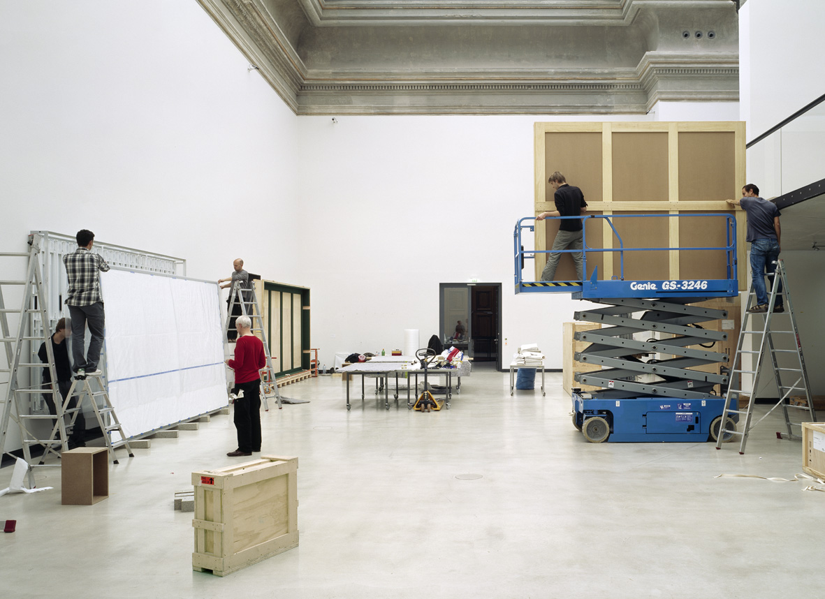 <hr/><strong>Transit</strong>
<br />Fotomontage<br />C-Print auf Alu-Dibond<br />285 x 175 cm