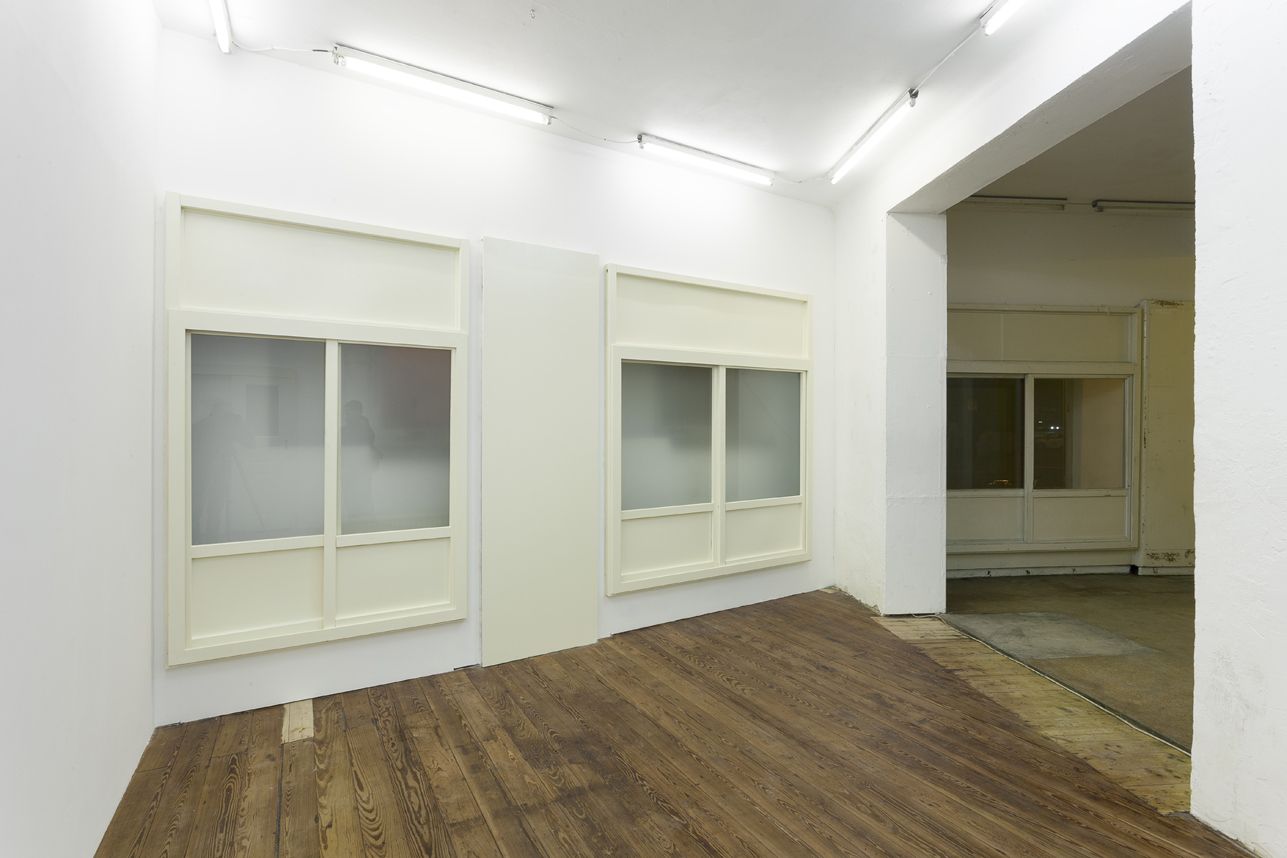<hr/><strong>Installationsansicht</strong><br />
Trockenbau, Holz, Glas, Lack<br />abgeschliffener Boden<br />560 x 340 x 15 cm