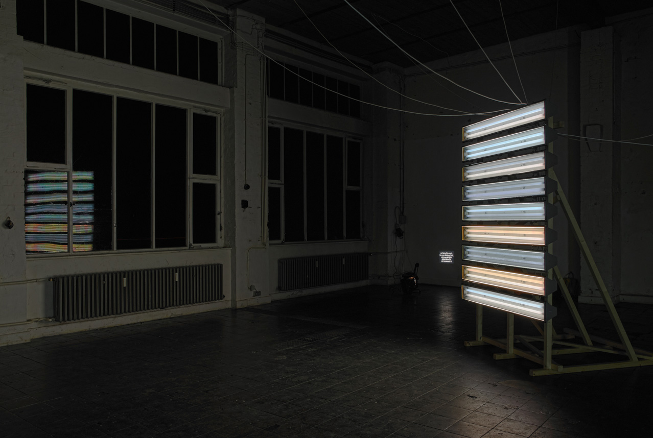 <hr/><strong>Installationsansicht</strong><br />
Graufilterfolie, abgehängte Deckenlampen<br />
Holz, Schrauben<br />
280 x 150 x 40 cm