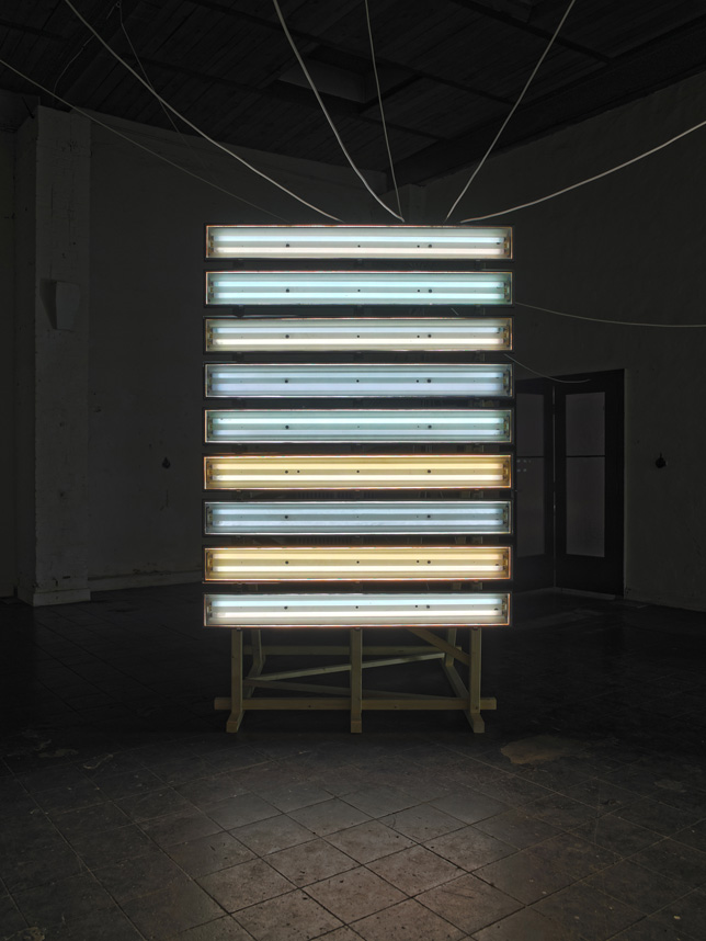 <hr/><strong>Installationsansicht</strong><br />
Graufilterfolie, abgehängte Deckenlampen<br />
Holz, Schrauben<br />
280 x 150 x 40 cm