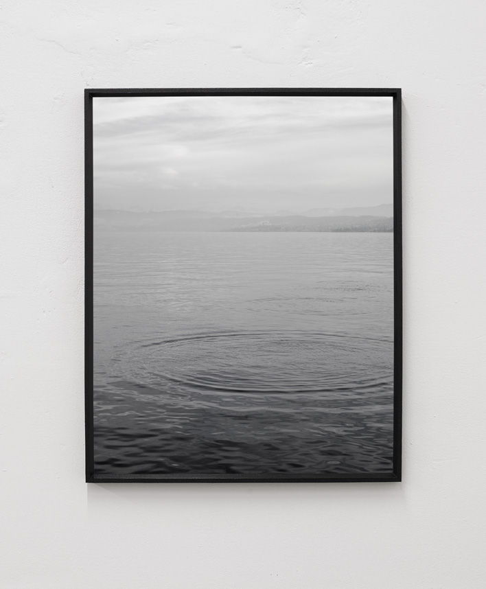 <hr/><strong>Skipping Stone (Zürichsee)</strong><br />
Injket-Print auf Bütten<br />60 x 50 cm<br />
